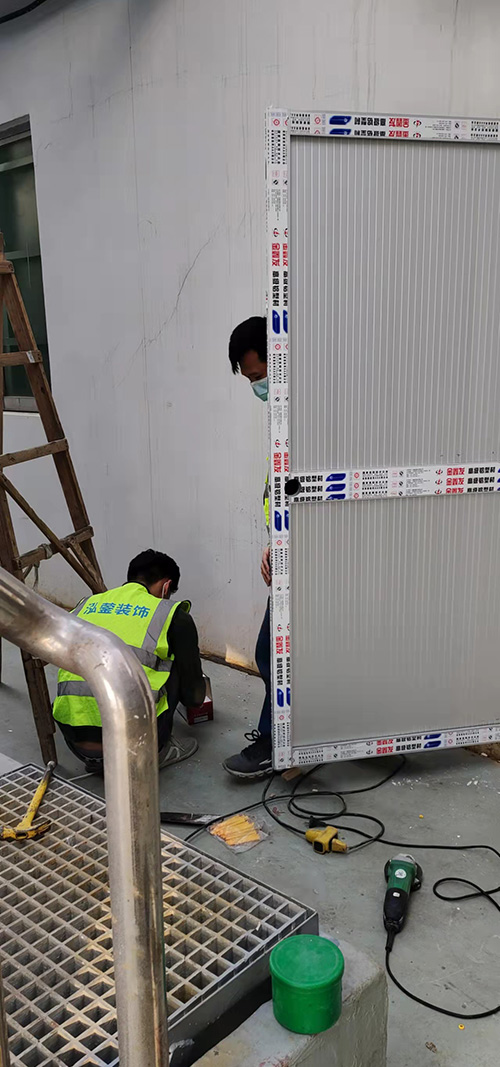 東莞鋁合金門定做安裝工程施工現(xiàn)場(chǎng)